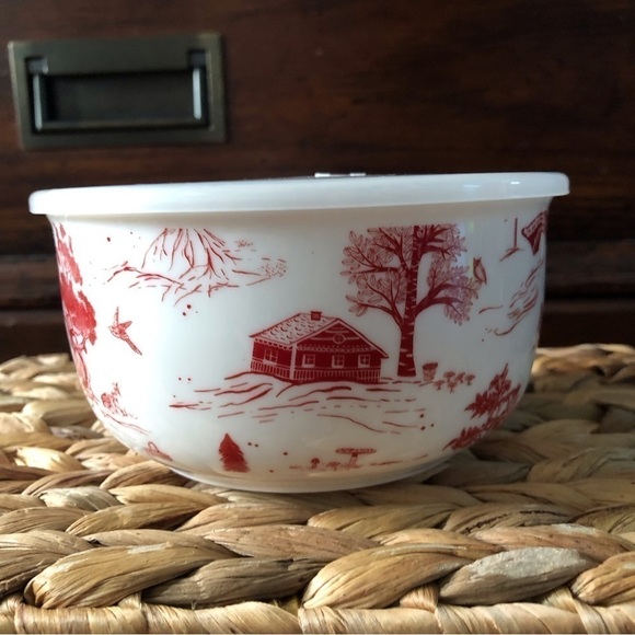 Grace Pantry fine porcelain red winter scene vented covered bowl in size small - Picture 3 of 6